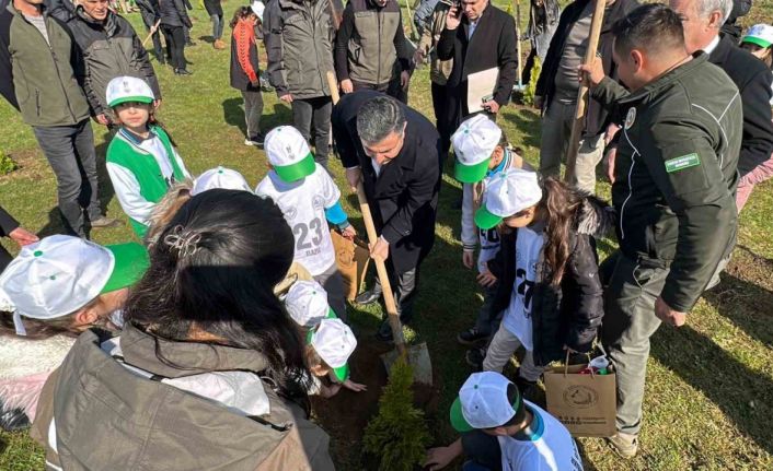 Fidanlar deprem şehitleri için toprakla buluşturuldu