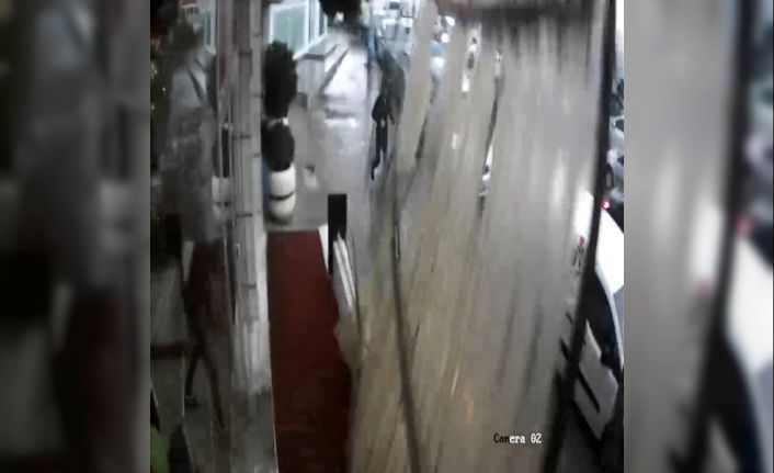 Fırtınan uçurduğu çatının altında kalmaktan son anda kurtuldu