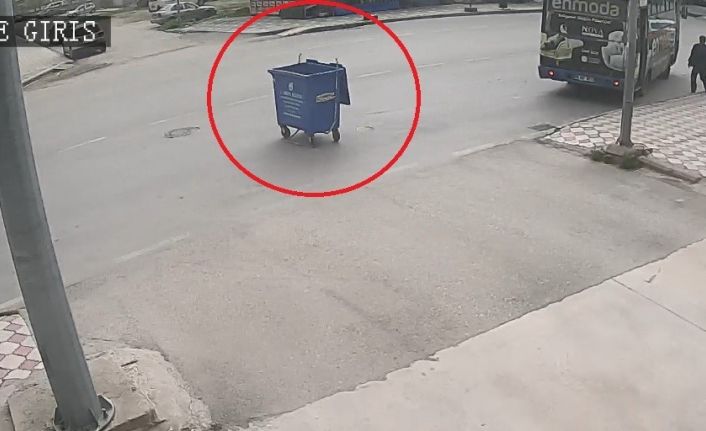 Fırtınanın savurduğu çöp konteyneri caddede gezintiye çıktı: O anlar kamerada