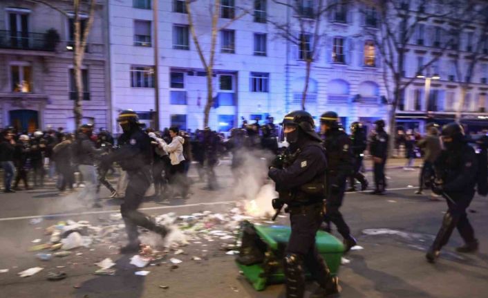 Fransa’daki gösterilerde 243 kişi gözaltına alındı