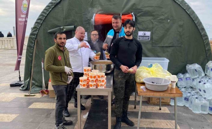 Gasto İnegöl şefleri günlük 11 bin kişiye sıcak yemek çıkarıyor