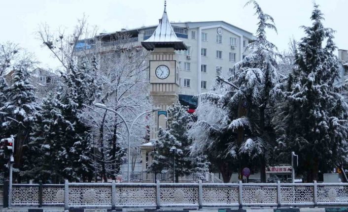 Geceden sabaha kadar yağan kar yağışı sonrası şehir eşsiz güzelliğe büründü