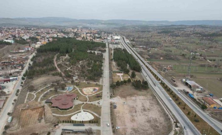 Gediz’de gençlik merkezi ve tenis kortu inşaatları başladı