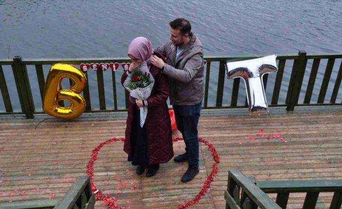 Göl etrafında yürüyüş yapıyordu, teklif ile iki duyguyu birden yaşadı