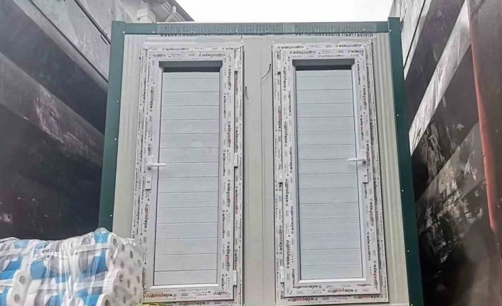 Gölcüklü hayırseverler deprem bölgesine portatif tuvalet ve duş kabini gönderdi