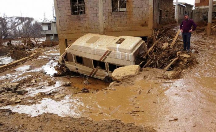Göletin set duvarı yıkıldı, hayvanlar telef oldu, araçlar kullanılamaz hale geldi