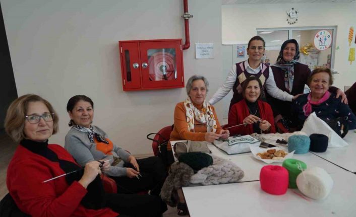 Gönüllü kadınlar yaşlılar için buluştu, şiş ve ip alıp battaniye ördü