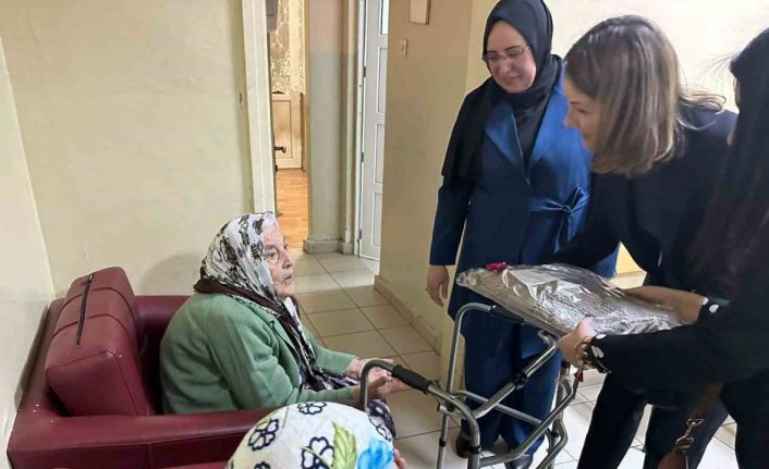 Gönüllü kadınların ördüğü diz battaniyeleri, huzurevinde kalan yaşlılara hediye edildi