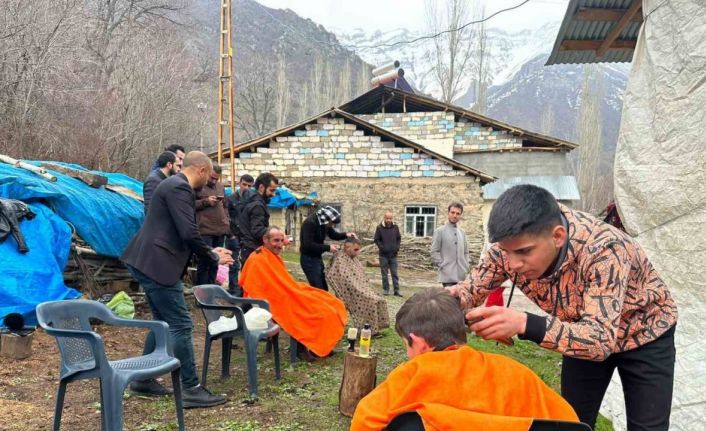 Gönüllü öğrenciler köy çocuklarını ücretsiz tıraş etti