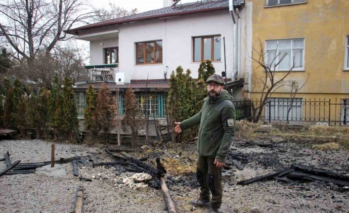 Gözü dönen komşu köpek kulübesini ateşe verdi