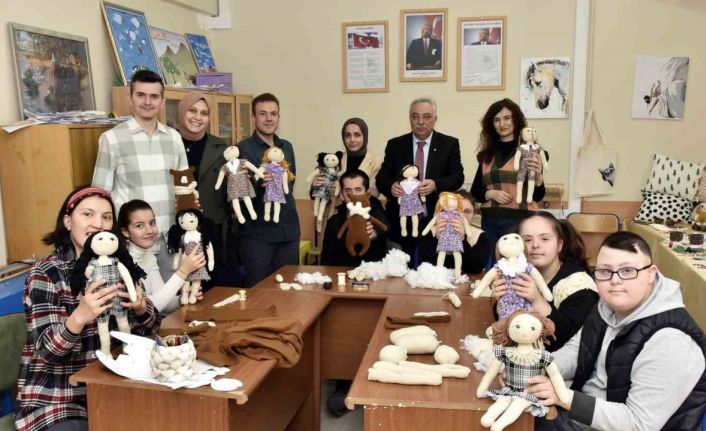 Gümüşhane’de özel gereksinimli çocuklar depremzede çocuklar için bez bebek yapıyor