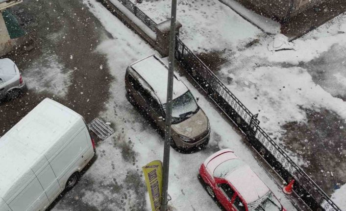 Güne beyaz örtüyle uyandılar