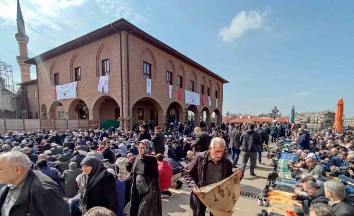 Hacı Bayram Veli Camii’nde binlerce vatandaş, depremde vefat edenlere dua etti