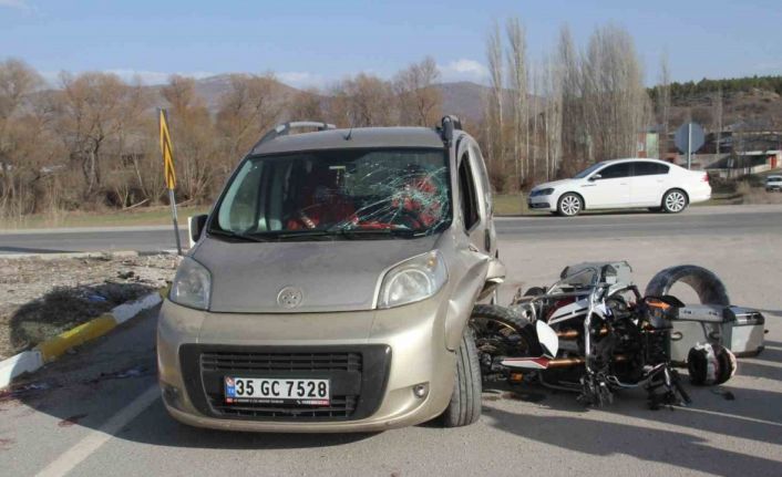 Hafif ticari araç ile motosiklet çarpıştı: 1 ölü