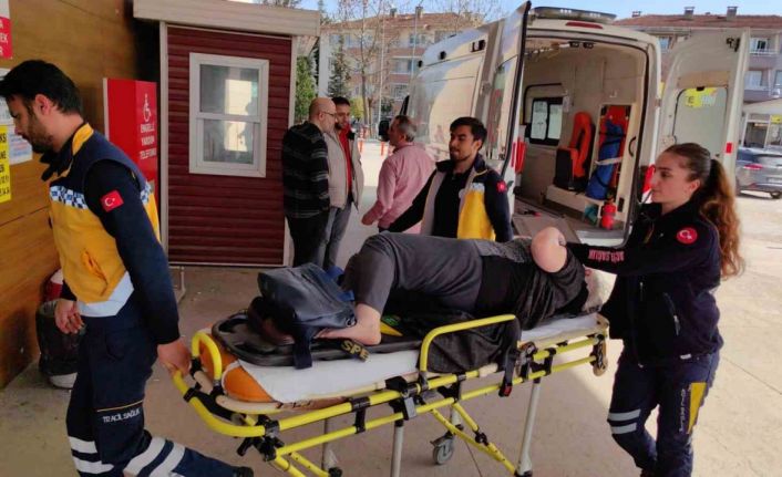 Hafif ticari araç ile otomobil çarpıştı: 2 yaralı