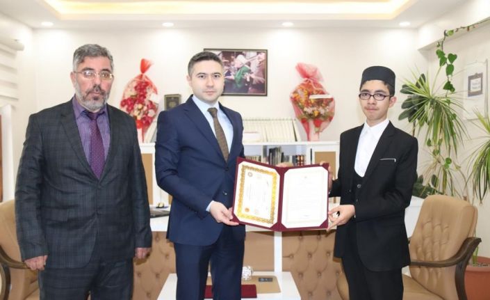 Hafızlar belgelerini Kaymakam Zeyrek’den aldılar