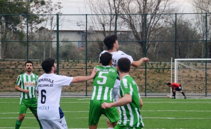 Hakem çift sarı kart gösterdiği futbolcuyu sahada unuttu