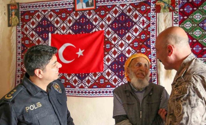Hakkari Emniyet Müdürü Pınar’dan 99’luk çınara ziyaret