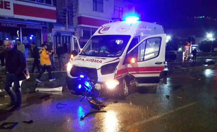 Hasta taşıyan ambulans otomobille çarpıştı