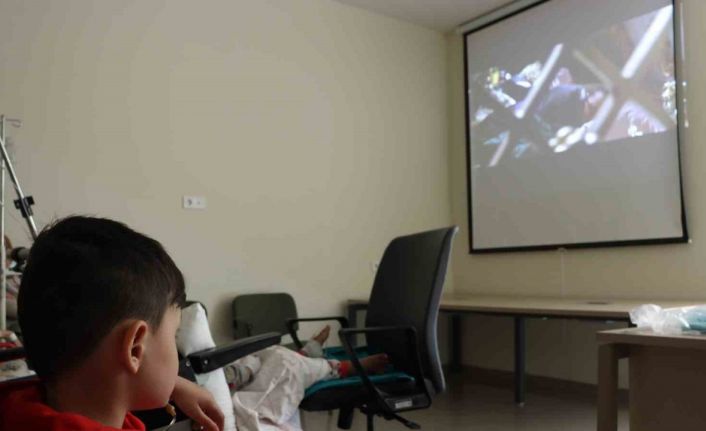 Hastane odasını sinema salonuna çevirdiler