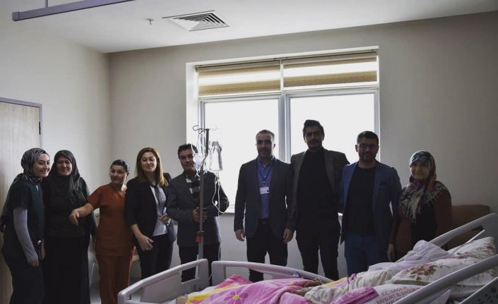 Hastane yönetimi Yaşlılar Haftası nedeniyle tedavileri devam eden yaşlıları ziyaret etti