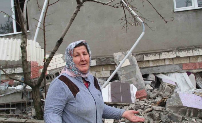 Hatay’da 2 katlı bina çöktü, 4 kişilik aileyi ek kolonlar kurtardı