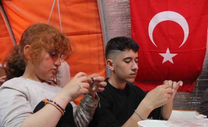 Hatay’da çadırkentte anne ve çocukları el sanatları ile depremin izlerini siliyor