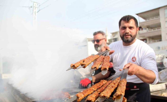 Hatay’da çadırkentteki depremzedelere kebap ikramı
