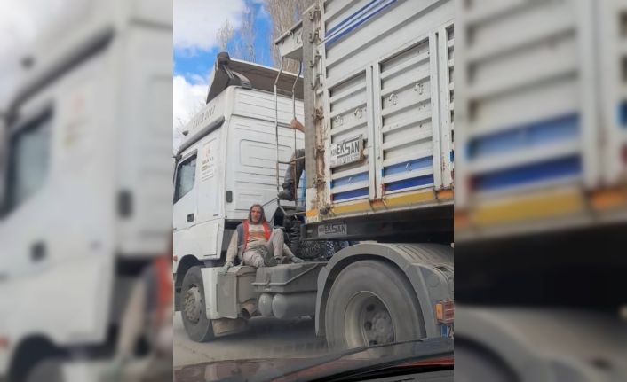 Hayatlarını hiçe saydılar, kamyonun kasa boşluğunda yolculuk yapan iki kişi görenleri şaşırttı