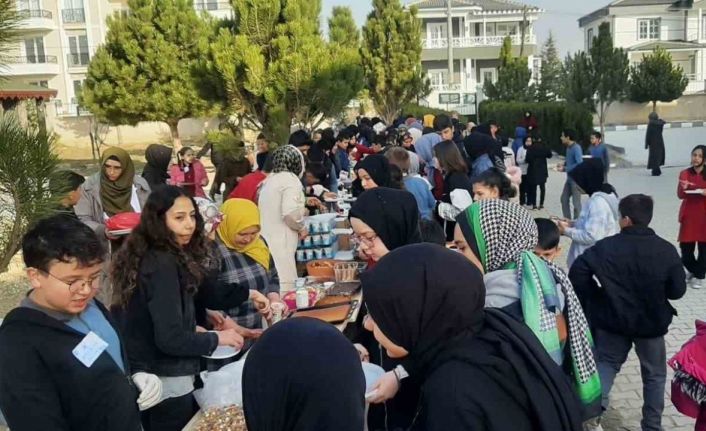 Hayır amaçlı satış yapılan pazar kurup depremzedeler için bağış topladılar