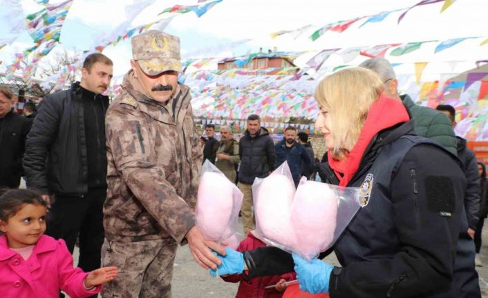 HDP’nin nevruz kutlamasına katılan çocuklara polisten pamuk şekeri ikramı