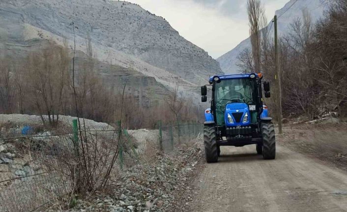 Her yıl yenisini aldığı traktörünü tarla için değil gezmek için kullanıyor