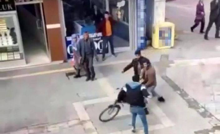 İki grup arasında çıkan kavgada bisiklet sayesinde bıçak darbesi almaktan kurtuldu