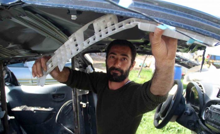 İki iş yeri yıkılan esnaf depremin izlerini bahçesinde çalışarak siliyor