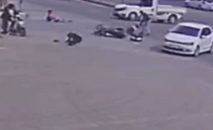 İki motosiklet kafa kafaya çarpıştı, 4 kişi yola savruldu, kaza anı kameraya yansıdı