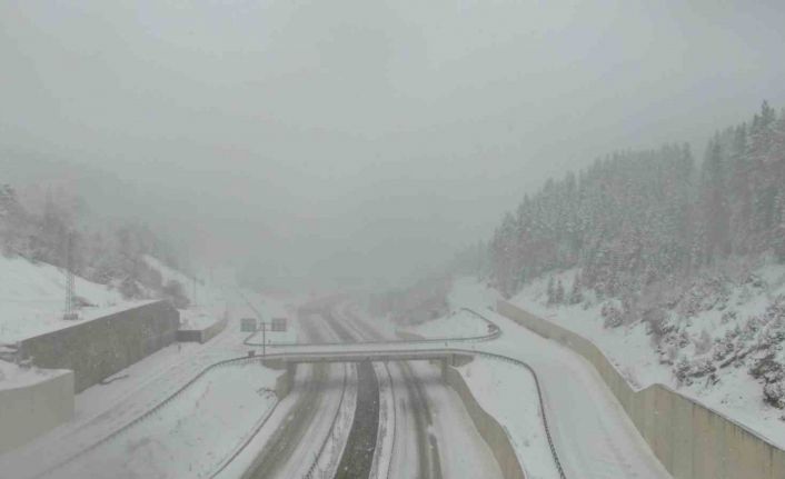 Ilgaz Dağı geçişinde yoğun kar yağışı ve tipi etkili oluyor: Kar kalınlığı 40 santimetreye ulaştı