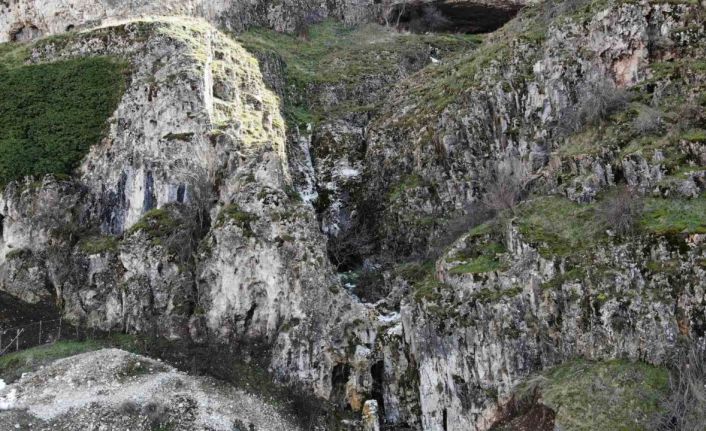 İnönü fayı üzerinde bulunan doğa harikasının emsalleri Alplerde ve İsviçre’de görülebiliyor
