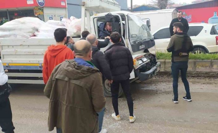 İnşaat malzemesi yüklü kamyonet, tıra arkadan çarptı: 1 yaralı