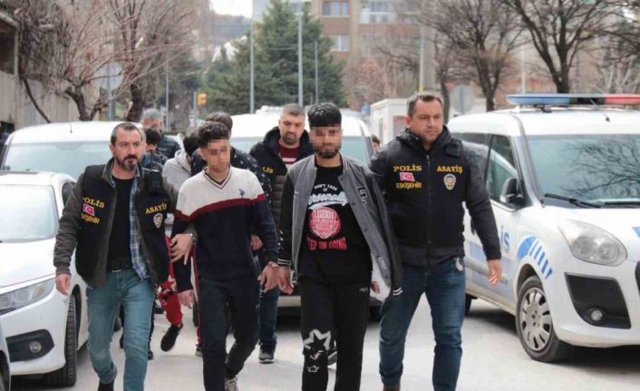 İranlı şahsın bıçaklanarak öldürülmesiyle ilgili Afganistan uyruklu 6 şüpheli adliyeye sevk edildi