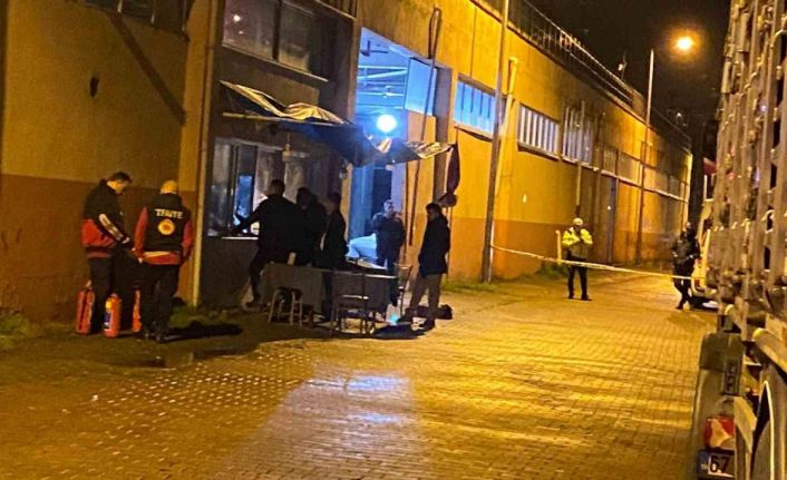 İş yerinde ailesini rehin aldı, üzerine benzin döküp bıçakla kendini yaraladı