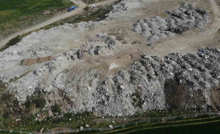 İskenderun’da enkazın kaldırıldığı döküm sahasına bir kamyon giriyor, bir diğeri çıkıyor