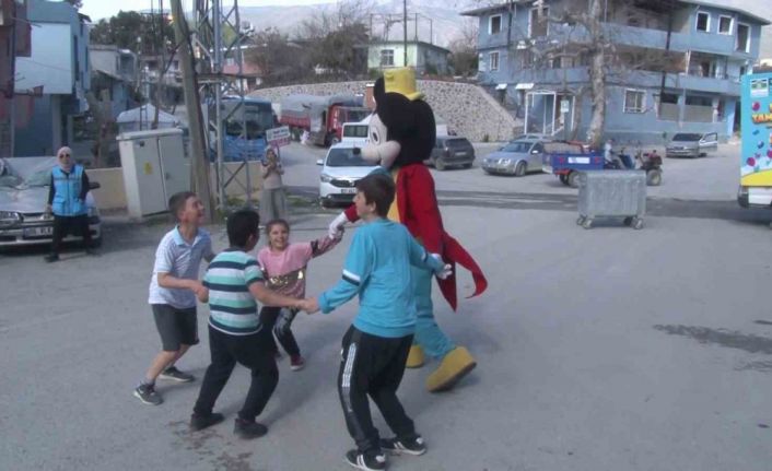 İstanbul Bahçelievler Belediyesi depremzede çocuklar için köy köy geziyor