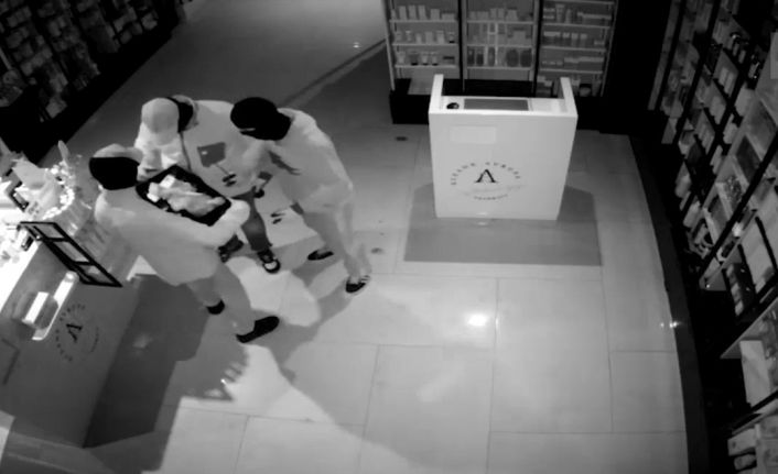 İstanbul’da 3 ayrı iş yerini soyan ve 1 otomobil çalan 21 yaşındaki şüpheli yakalandı