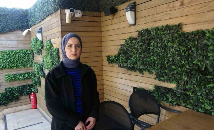 İstanbul’da bir garip olay: Önce masadaki yemeği yedi ardından kamerayı kırdı