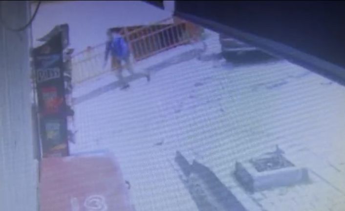 İstanbul’da uzun namlulu silahla saldırı anları kamerada: Silahını çekip peşlerinden koştu