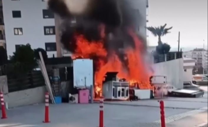 İşten çıkarılan apartman görevlisi sinir krizi geçirip bütün eşyalarını yaktı