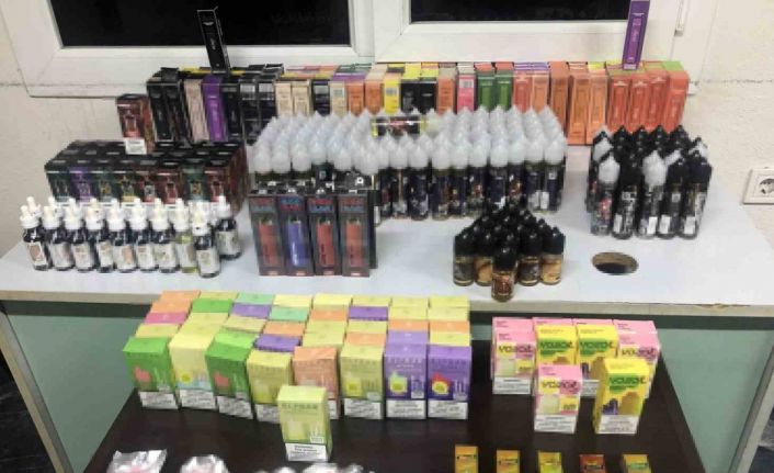 İzmir’de bir otomobilde 425 adet kaçak elektronik sigara malzemeleri ele geçirildi