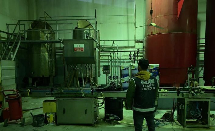 İzmir’de fabrikada 254 ton kaçak akaryakıt ele geçirildi