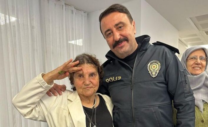 İzmir’de polisten huzurevine duygulandıran ziyaret