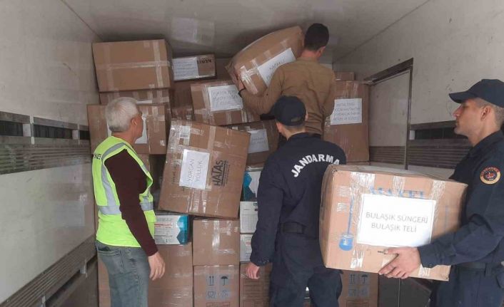 Jandarma personelleri depremzedelere yardım malzemesi gönderdi